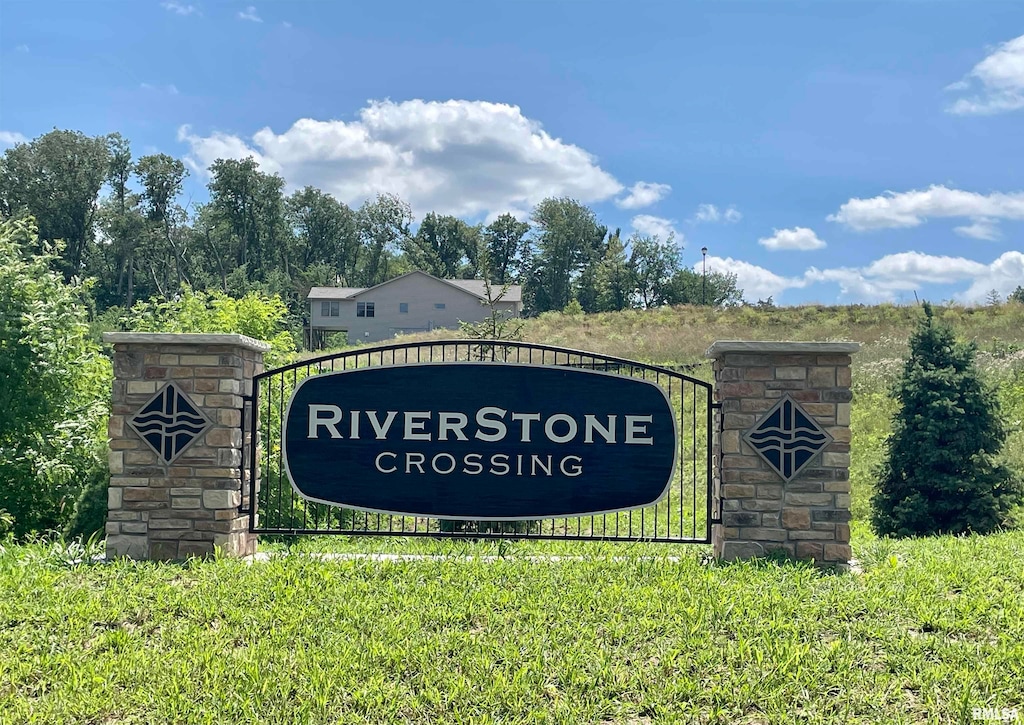 943 Riverstone Rd, Clinton, IA 52732