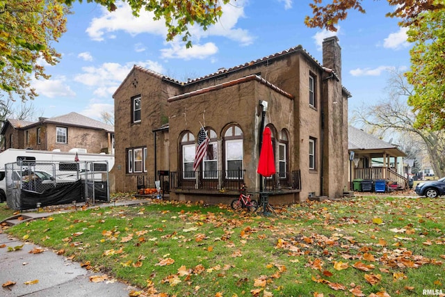 view of front facade with a front yard