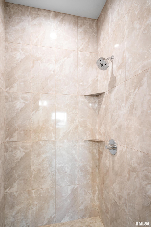 bathroom featuring a tile shower