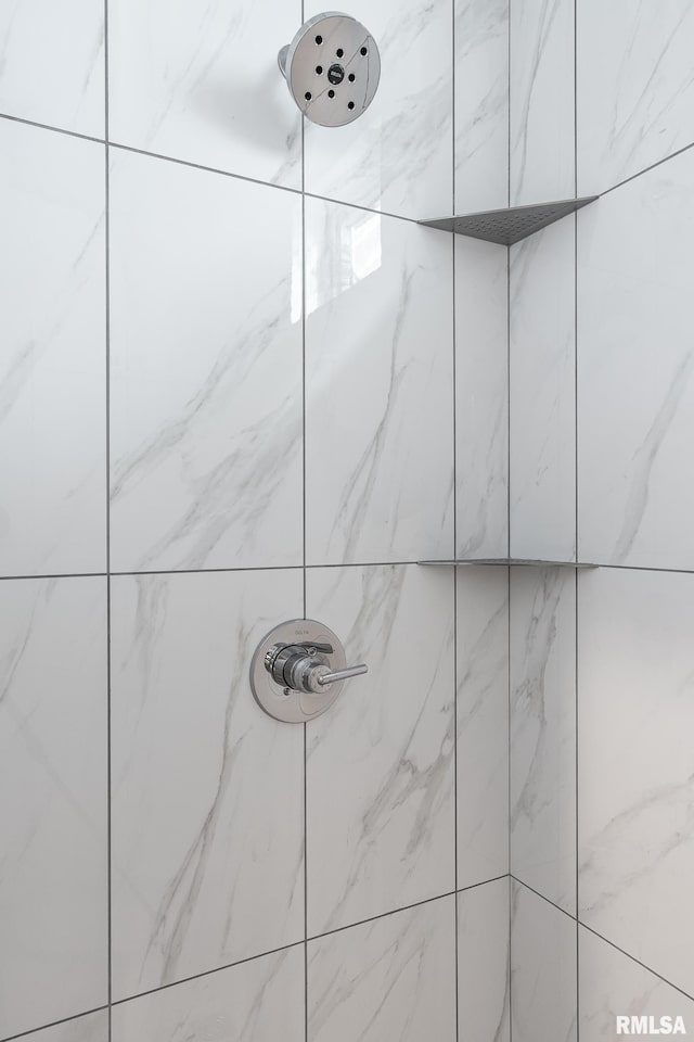 interior details with a tile shower