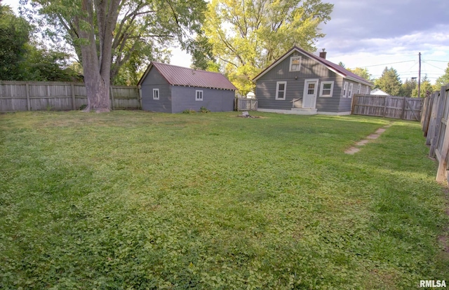 view of yard with an outbuilding