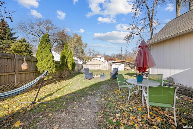 view of yard featuring a storage shed