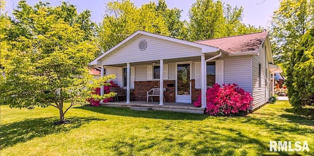 view of front of property featuring a porch and a front lawn