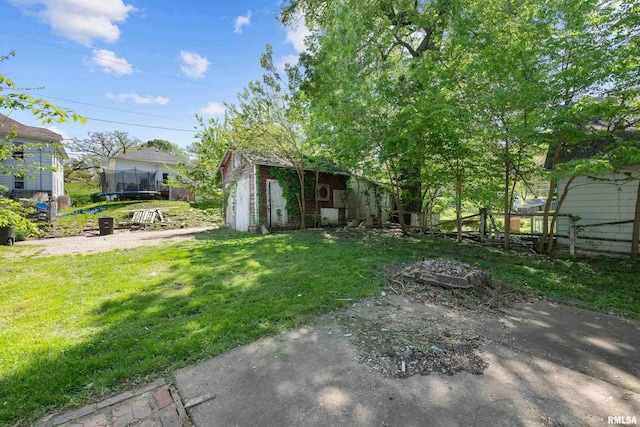 view of yard featuring an outdoor structure