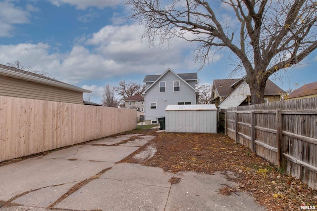 view of yard with a shed