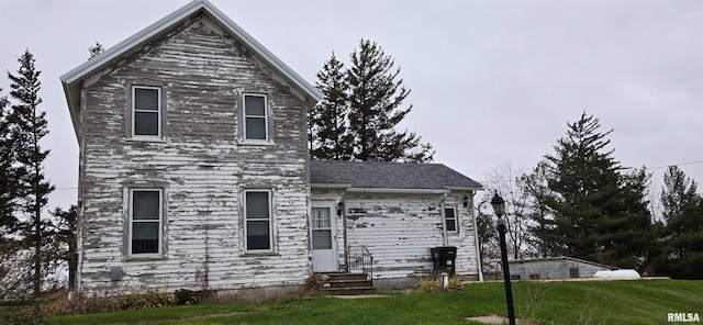 view of front of house featuring a front lawn