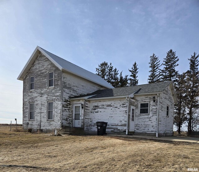 traditional-style home featuring entry steps and a front yard