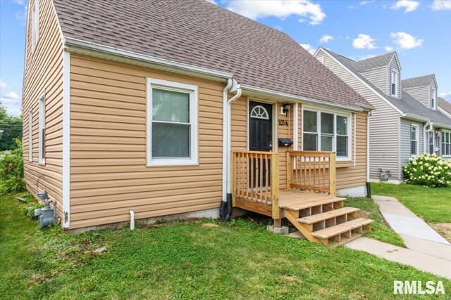 view of front of house featuring a front lawn