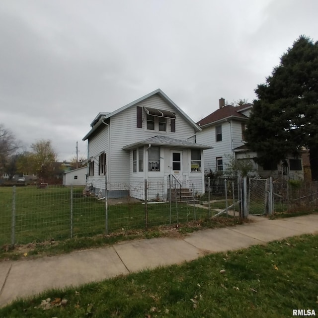 view of front property featuring a front lawn