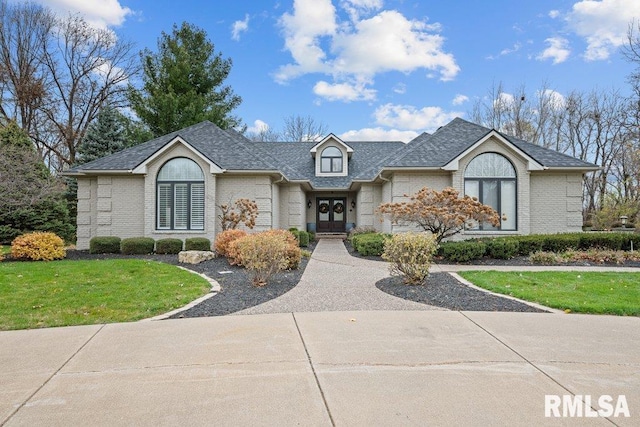 view of front of home featuring a front yard