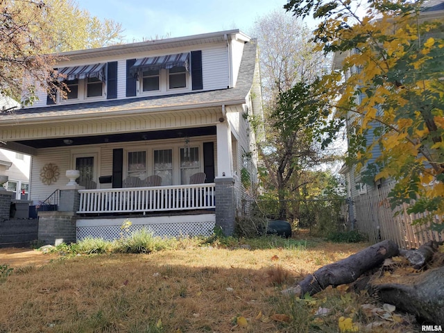 view of front of property featuring a front lawn and covered porch