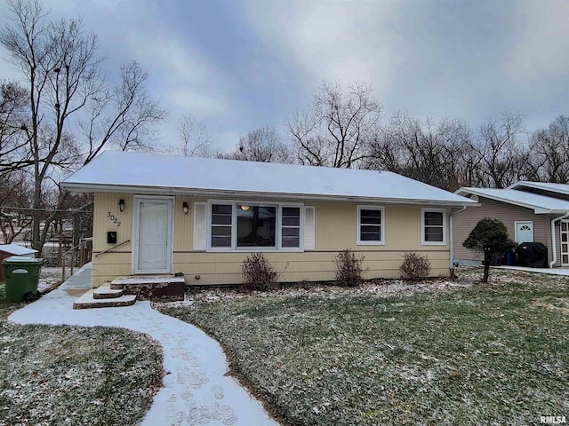 single story home with a lawn