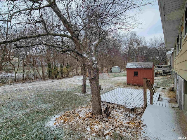 view of yard with a shed