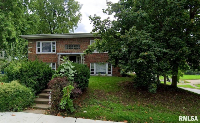 405 E 7th St, Davenport, IA 52803 - split foyer home featuring brick siding