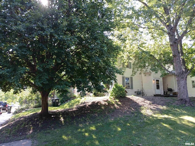 view of front facade featuring a front yard