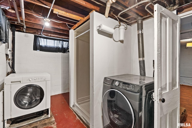 clothes washing area featuring washing machine and dryer