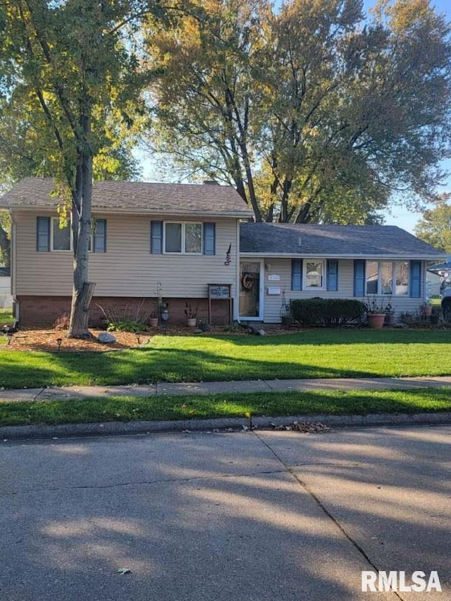 view of front of home with a front lawn