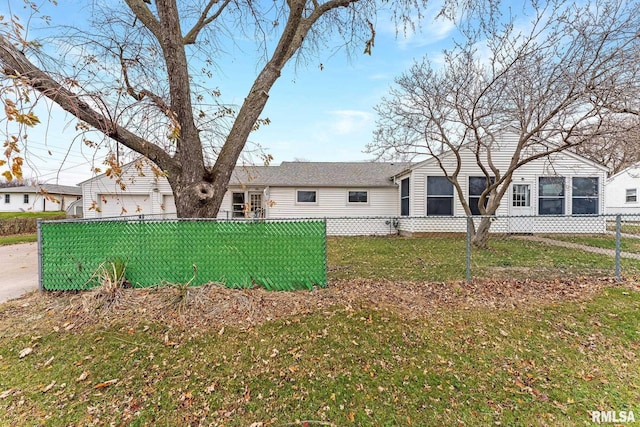 view of front of property featuring a front lawn