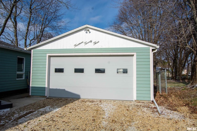 garage featuring dirt driveway