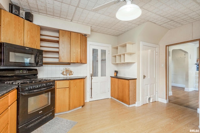 kitchen featuring tasteful backsplash, ceiling fan, black appliances, and light wood-type flooring