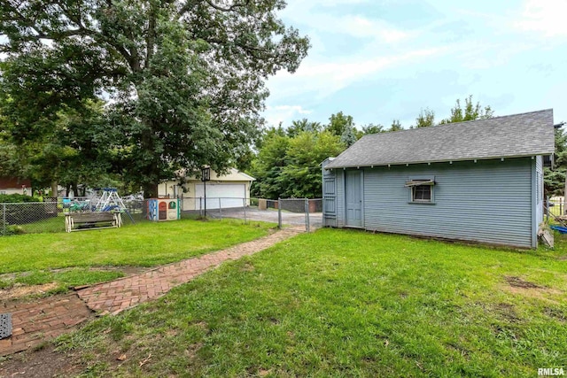 view of yard featuring an outbuilding