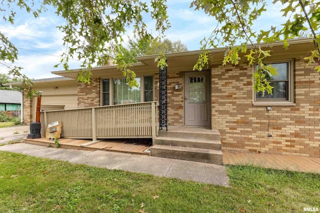 ranch-style house featuring a front yard and brick siding