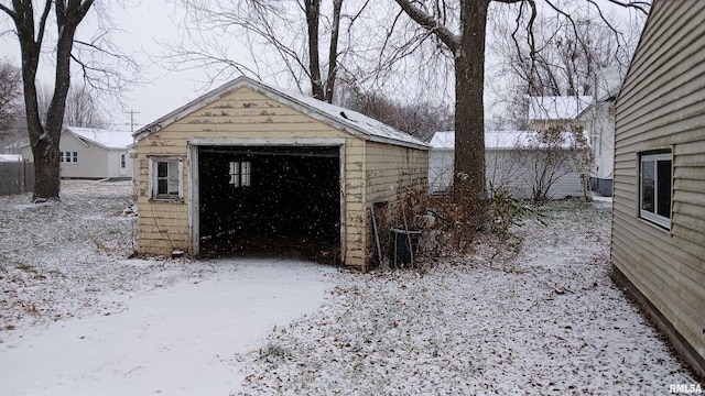 508 NW 4th Ave, Aledo, IL 61231 - view of snow covered garage