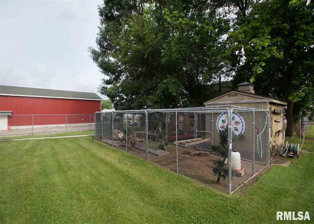 view of yard with an outbuilding