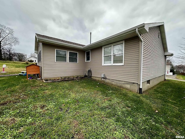 view of side of property featuring a lawn