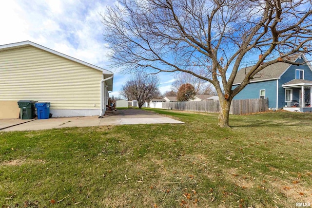 view of yard featuring a patio area