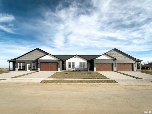 view of front facade with a garage