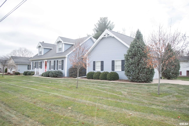 cape cod-style house featuring a front lawn