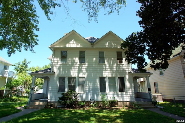 view of front of home featuring a front yard