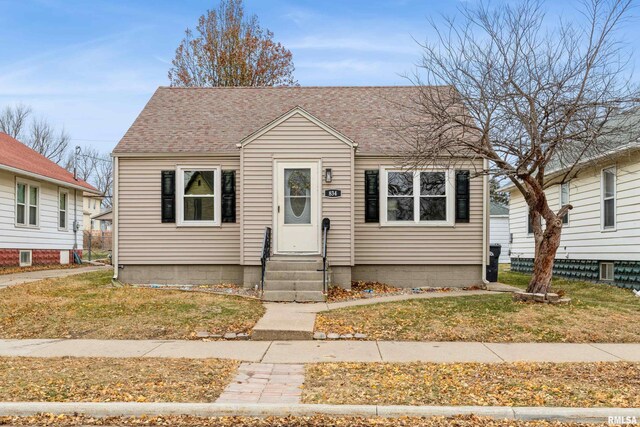 bungalow-style house featuring a front lawn