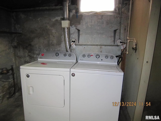 washroom featuring washing machine and clothes dryer