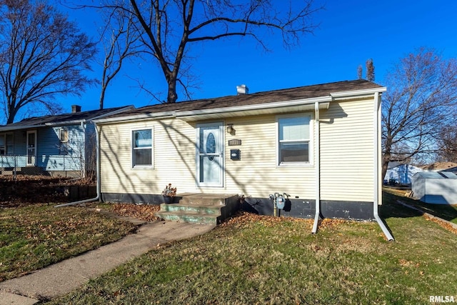 view of front of property with a front lawn