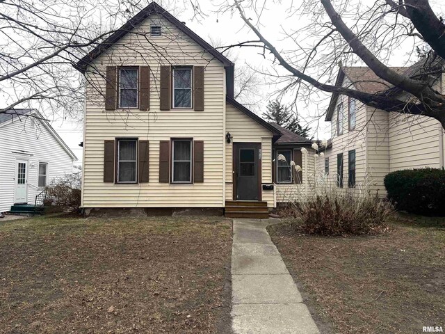 view of front of property with a front yard