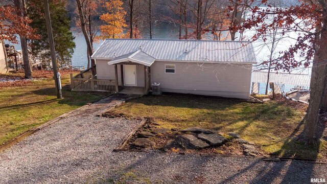 view of front of house with a front yard