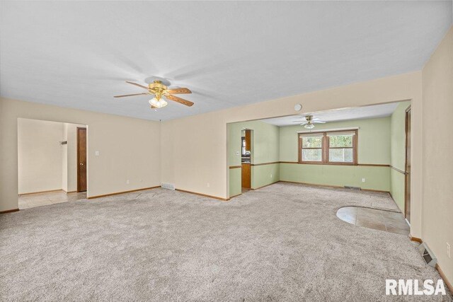 unfurnished room with light carpet and ceiling fan