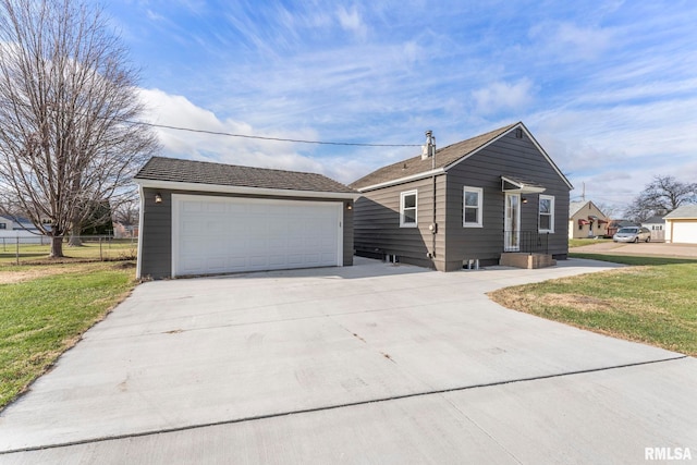 view of front of property featuring a front yard