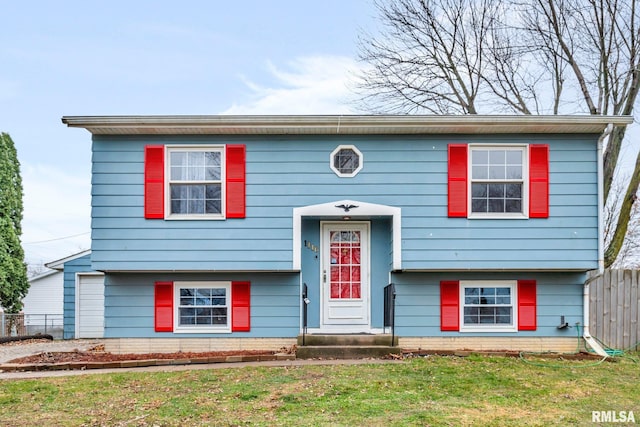 split foyer home featuring a front yard