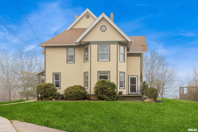 front facade featuring a front lawn