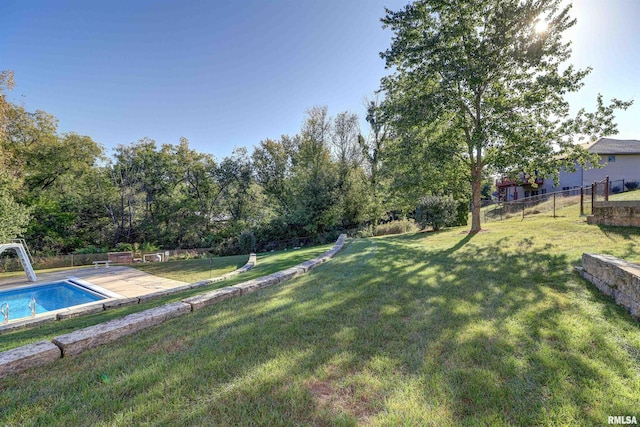 view of yard featuring a fenced in pool