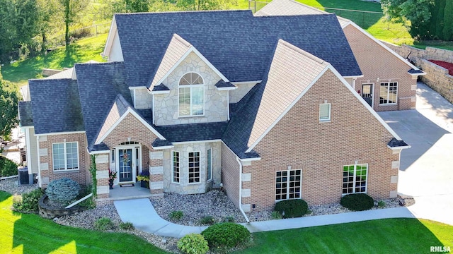 view of front facade with a front lawn