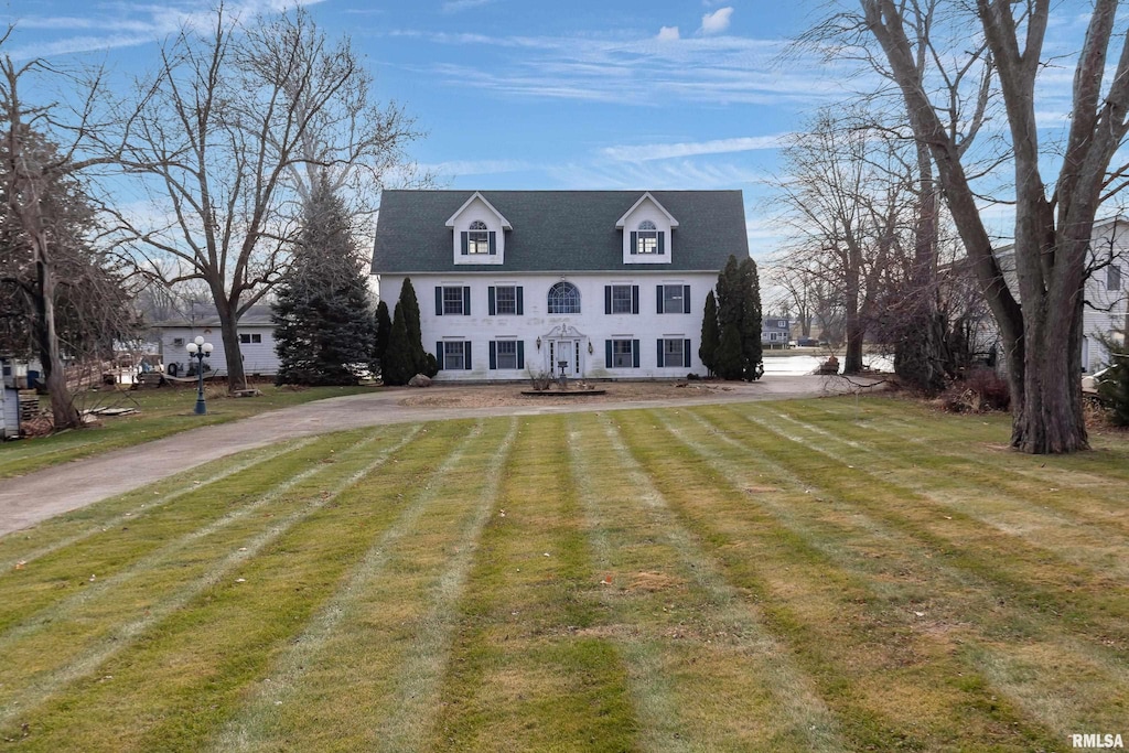 view of front of property featuring a front lawn