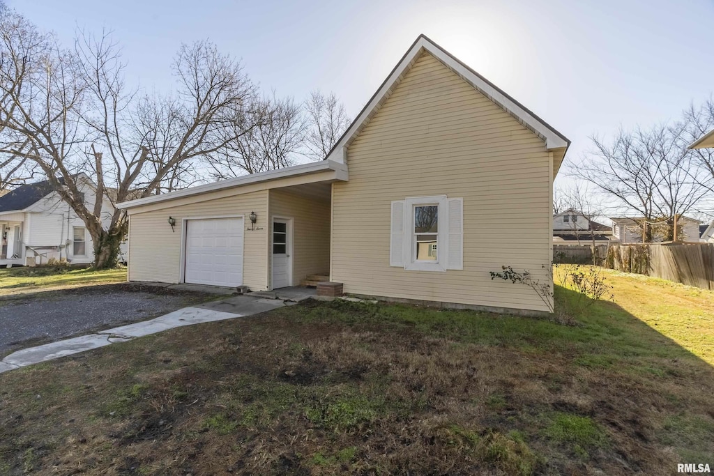 view of front facade featuring a front yard and a garage