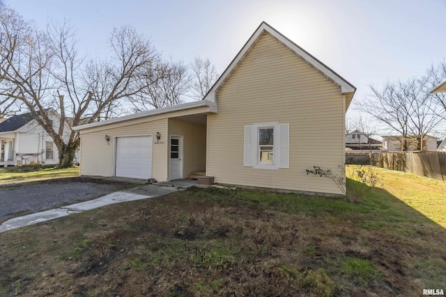 view of front facade featuring a front yard and a garage