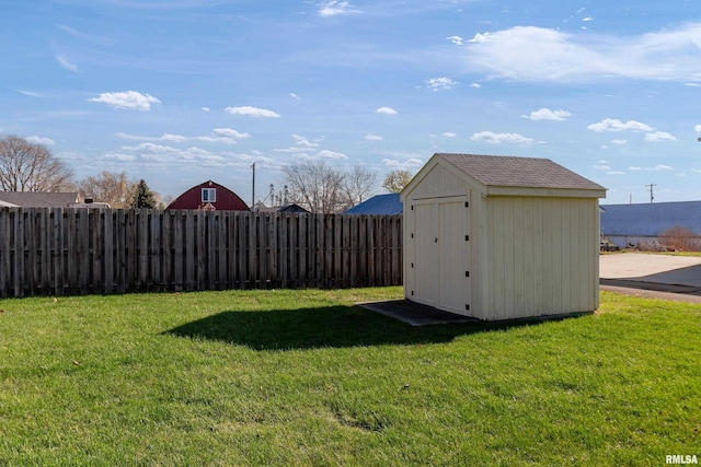 view of yard with a storage shed