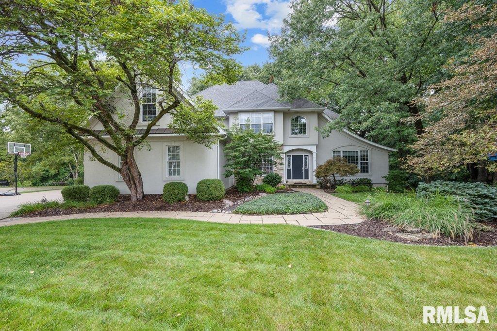 view of front of house with a front lawn