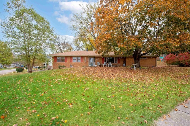 single story home with a front lawn